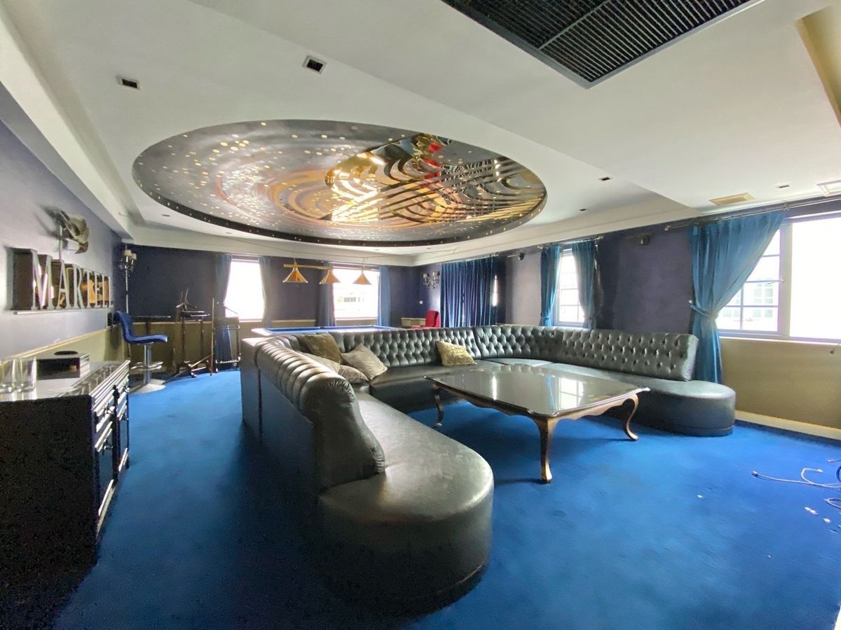 For RentRetail SpaceSukhumvit, Asoke, Thonglor : Rental Lounge, Thonglor entertainment, Sukhumvit 55, 4th floor, 2,000 square meters, 12 parking spaces with Private Room, KTV, Karaoke, Party and others.
