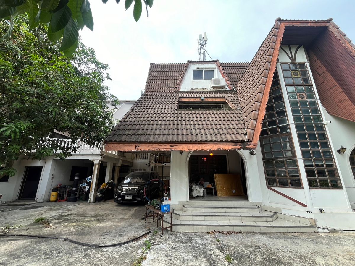 ให้เช่าบ้านลาดพร้าว เซ็นทรัลลาดพร้าว : ให้เช่าบ้านเก่าทรงยุโรป ที่ดินแปลงใหญ่ ลาดพร้าว 41 แยก 2 พร้อมสวนและสระว่ายน้ำ | เหมาะทำโฮมออฟฟิศ คาเฟ่ สตูดิโอ หรืออยู่อาศัย | สัญญาขั้นต่ำ 3 ปี  📍 บ้านให้เช่าใจกลางลาดพร้าว – โชคชัย 4 – รัชดาภิเษก ทรัพย์ Rare Item ที่หาไม่ได้อีกแล้ว! 