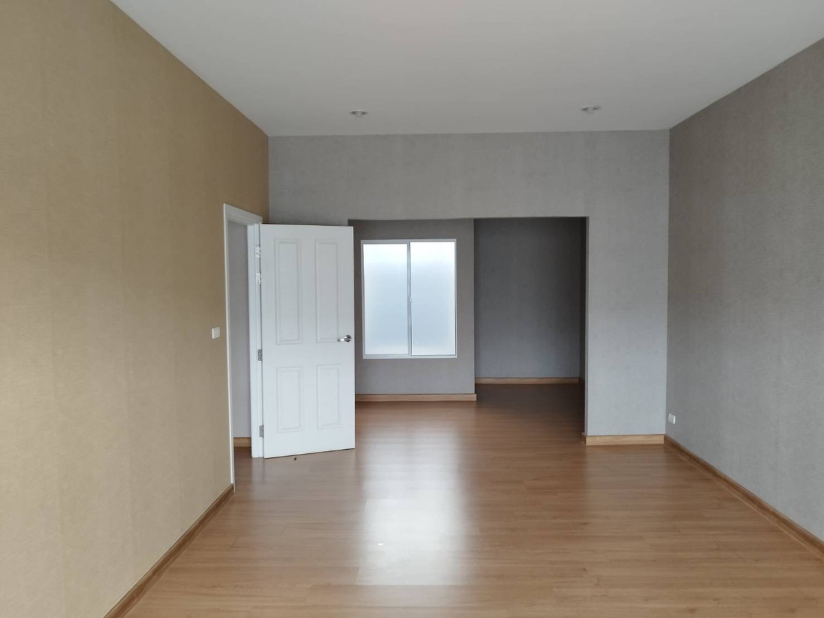 For RentTownhomeChaengwatana, Muangthong : townhome in the Muang Thong Thani. Can register a company or use as an office.