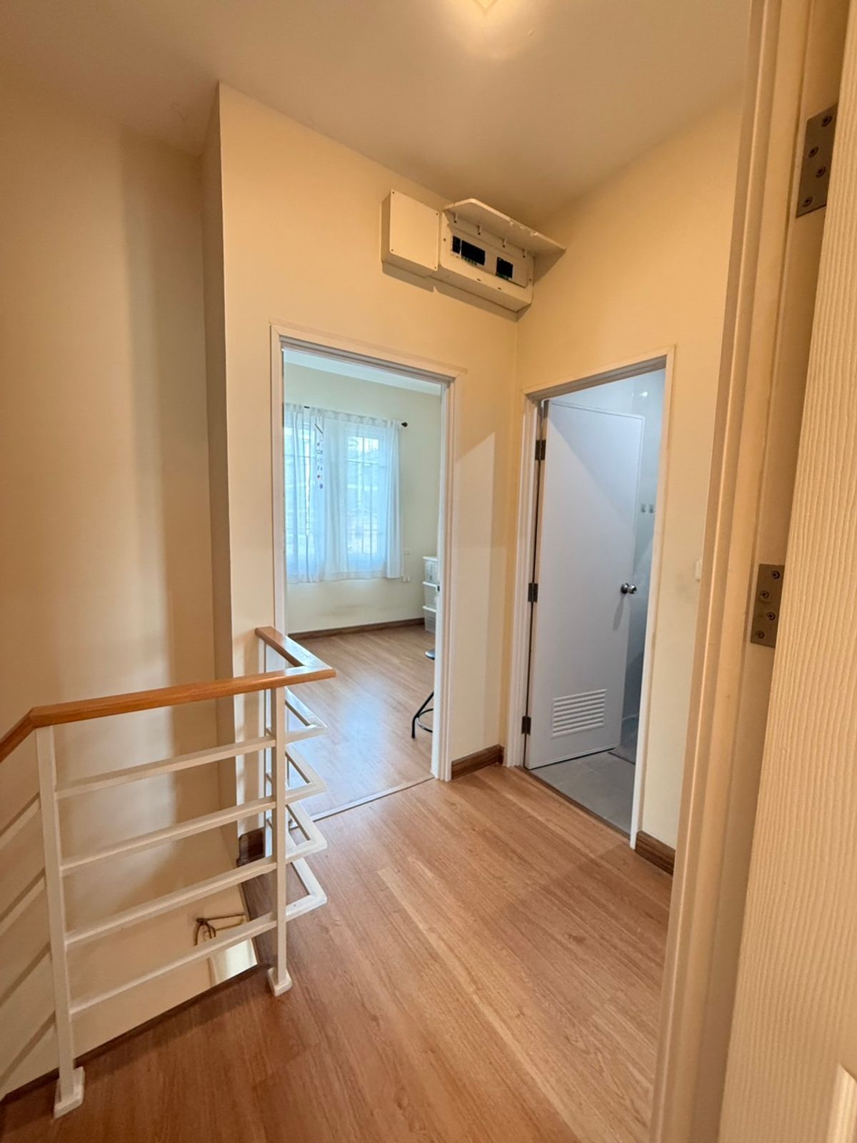 For SaleTownhomeSamut Prakan,Samrong : Urgent sale, townhome, behind the corner of the main road, very beautiful, new house, 4 years, good location near the Bearing BTS station. Sell with complete electric appliances
