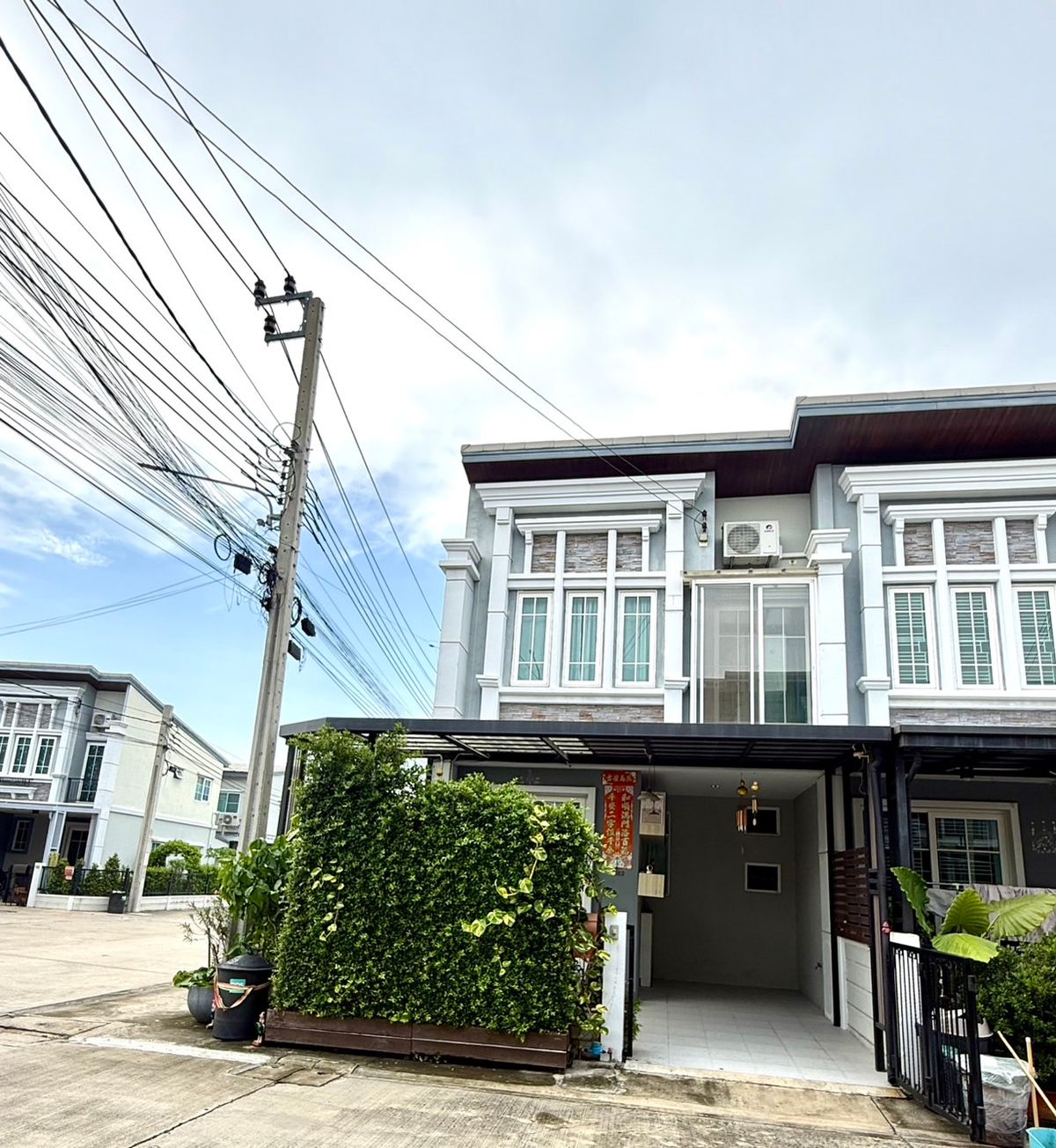 For SaleTownhomeSamut Prakan,Samrong : Urgent sale, townhome, behind the corner of the main road, very beautiful, new house, 4 years, good location near the Bearing BTS station. Sell with complete electric appliances