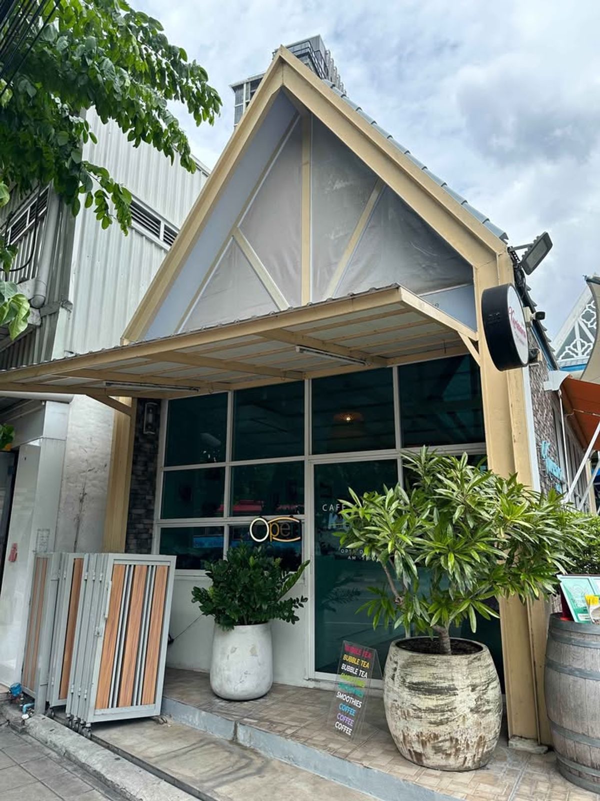 ให้เช่าร้านค้า/ตลาดนัดสาทร นราธิวาส : พื้นที่ร้านค้า 1 ชั้น ทำเลดี ตกแต่งสวยงาม ให้เช่า ย่านเจริญกรุง-บางรัก ใกล้โรงเรียนนานาชาติโชรส์เบอรี กรุงเทพฯ เพียง 14 เมตร