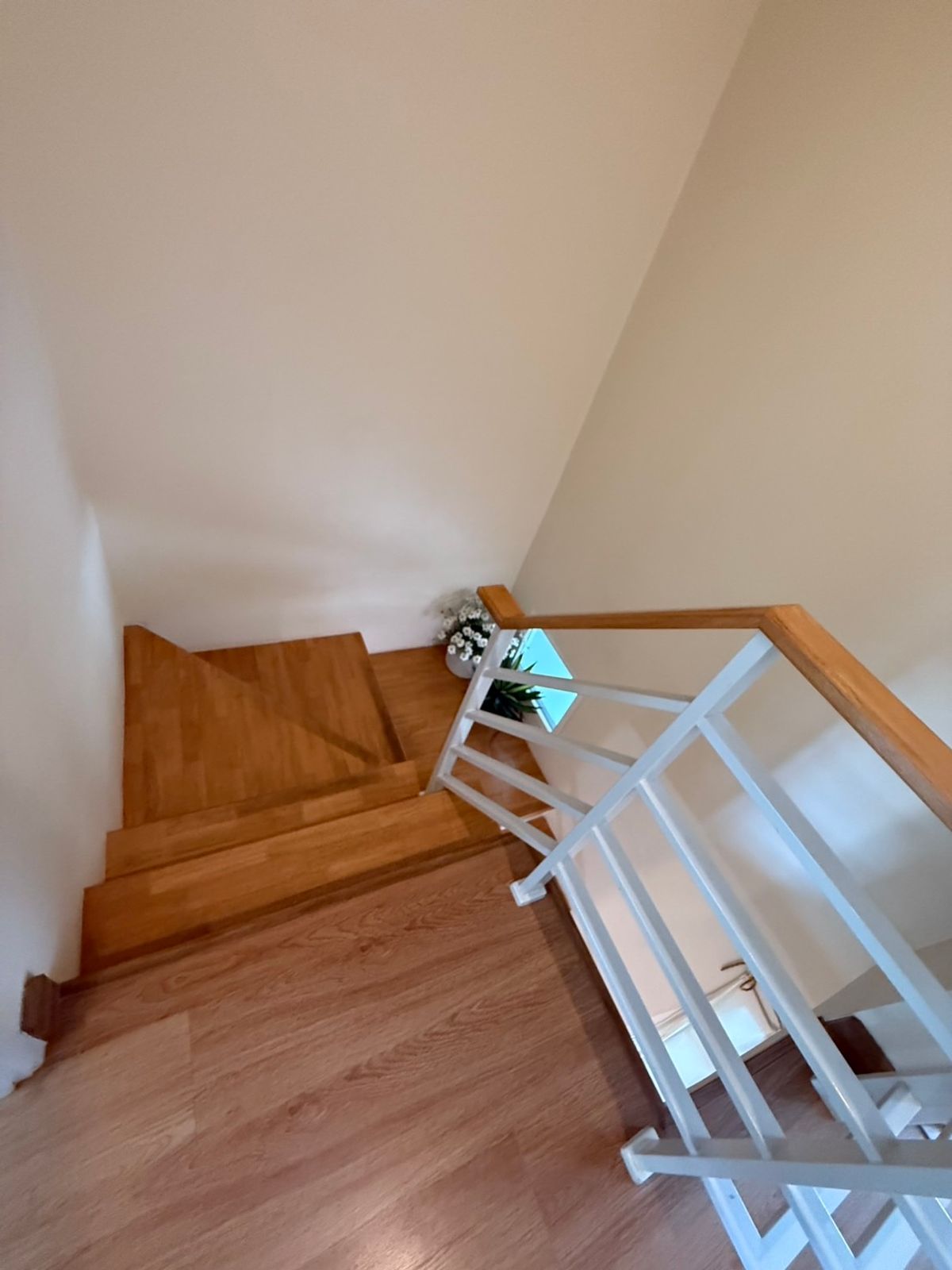 For SaleTownhomeSamut Prakan,Samrong : Urgent sale, townhome, behind the corner of the main road, very beautiful, new house, 4 years, good location near the Bearing BTS station. Sell with complete electric appliances