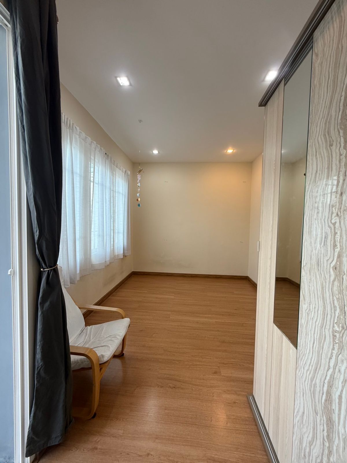 For SaleTownhomeSamut Prakan,Samrong : Urgent sale, townhome, behind the corner of the main road, very beautiful, new house, 4 years, good location near the Bearing BTS station. Sell with complete electric appliances