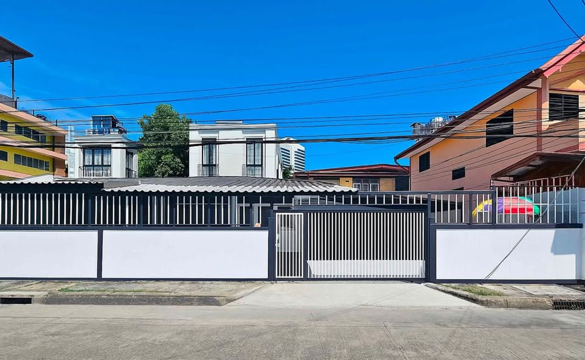 For RentHome OfficeRatchadapisek, Huaikwang, Suttisan : 1 floor home office, good location on the road for rent in Ratchada-Huai Khwang area, near MRT Huai Khwang