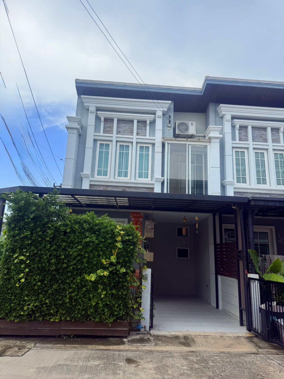 ขายทาวน์โฮมสมุทรปราการ สำโรง : ขายด่วนทาวน์โฮมหลังมุม ถนนเมน สวยมาก บ้านใหม่ 4 ปี ทำเลดีใกล้สสถานีรถไฟฟ้าแบริ่ง ขายพร้อมเฟอร์เครื่องใชไฟฟ้าครบครัน