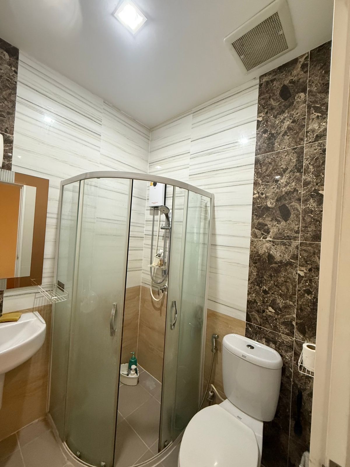 For SaleTownhomeSamut Prakan,Samrong : Urgent sale, townhome, behind the corner of the main road, very beautiful, new house, 4 years, good location near the Bearing BTS station. Sell with complete electric appliances