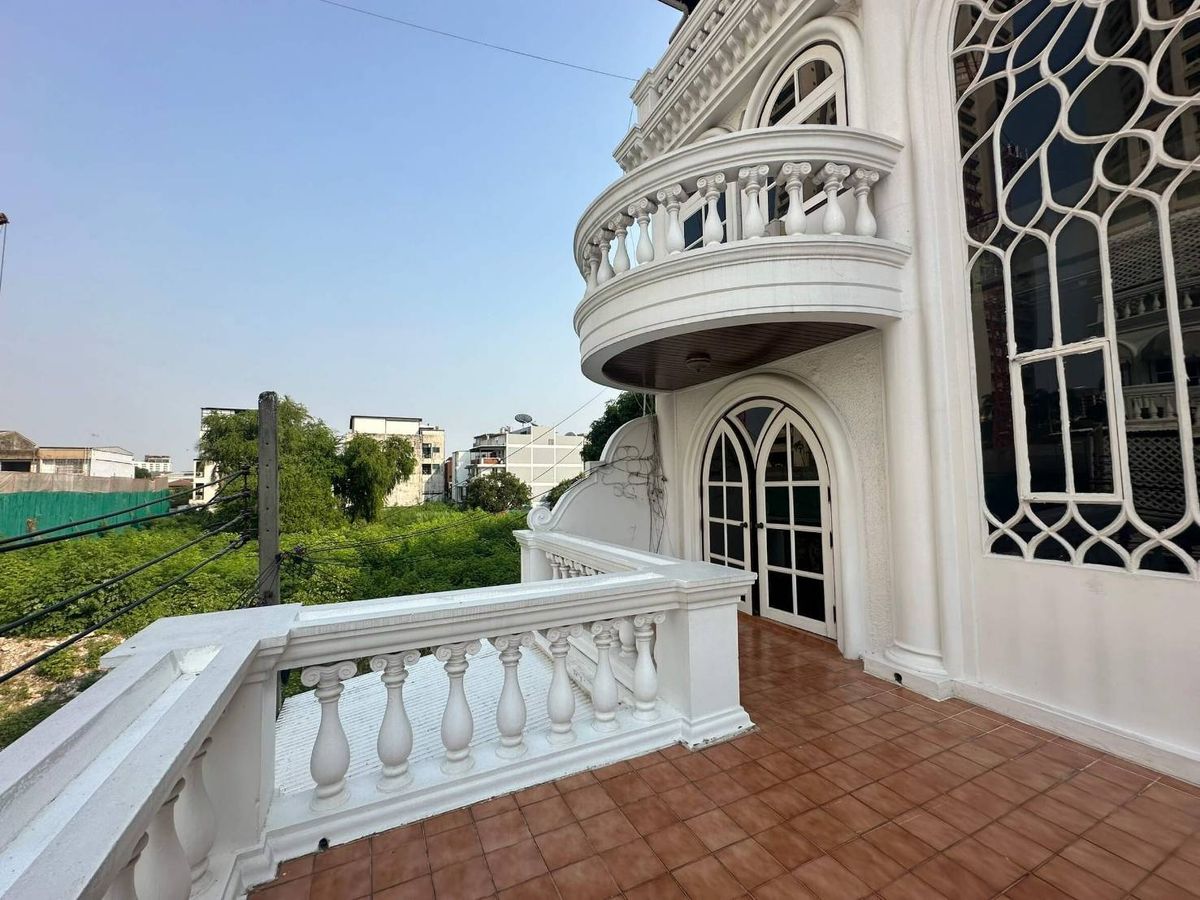 For SaleTownhomeSukhumvit, Asoke, Thonglor : Golden chance of townhouse, the most worthwhile in Ekkamai  The project is only 20 backs. URGENT! Great Value Town House In on Ekamai Road !!: Private and Peaceful Alley (Soi).