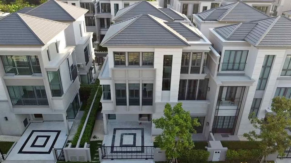 For RentHousePattanakan, Srinakarin : 3-story luxury house with beautiful decorative furniture for rent, Srinakarin-Prawet, near Suan Luang Rama 9, only 1.7 km.