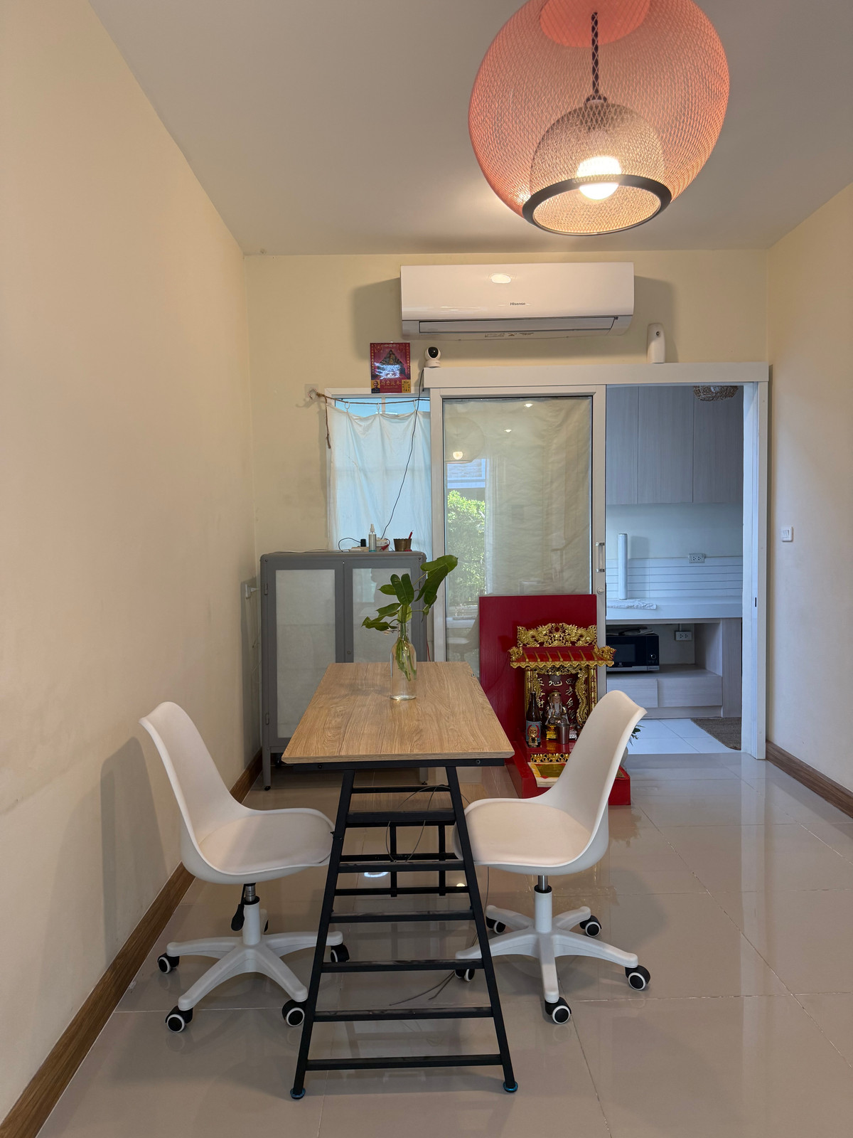 For SaleTownhomeSamut Prakan,Samrong : Urgent sale, townhome, behind the corner of the main road, very beautiful, new house, 4 years, good location near the Bearing BTS station. Sell with complete electric appliances