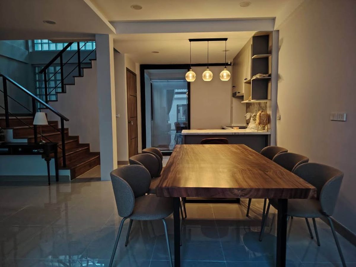 ทาวน์โฮมสุขุมวิท อโศก ทองหล่อ : ✨🏡 รีโนเวทใหม่ทั้งหลัง! ทาวน์โฮม 3 ชั้น ใจกลาง เอกมัย 22 - สวยจบพร้อมเข้าอยู่! ✨