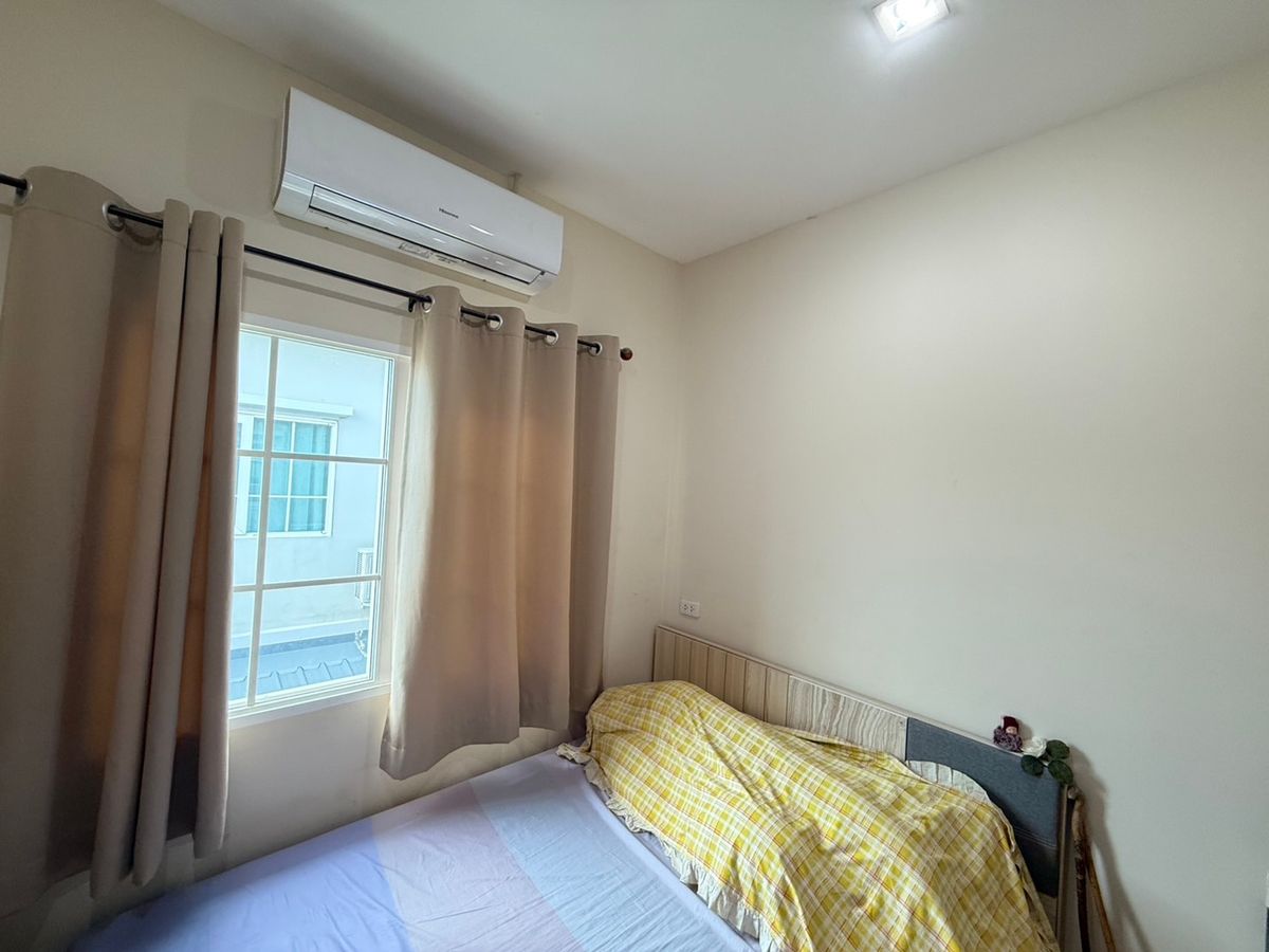 For SaleTownhomeSamut Prakan,Samrong : Urgent sale, townhome, behind the corner of the main road, very beautiful, new house, 4 years, good location near the Bearing BTS station. Sell with complete electric appliances