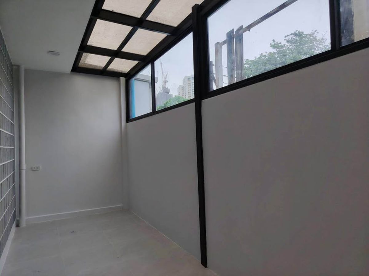 ทาวน์โฮมสุขุมวิท อโศก ทองหล่อ : ✨🏡 รีโนเวทใหม่ทั้งหลัง! ทาวน์โฮม 3 ชั้น ใจกลาง เอกมัย 22 - สวยจบพร้อมเข้าอยู่! ✨