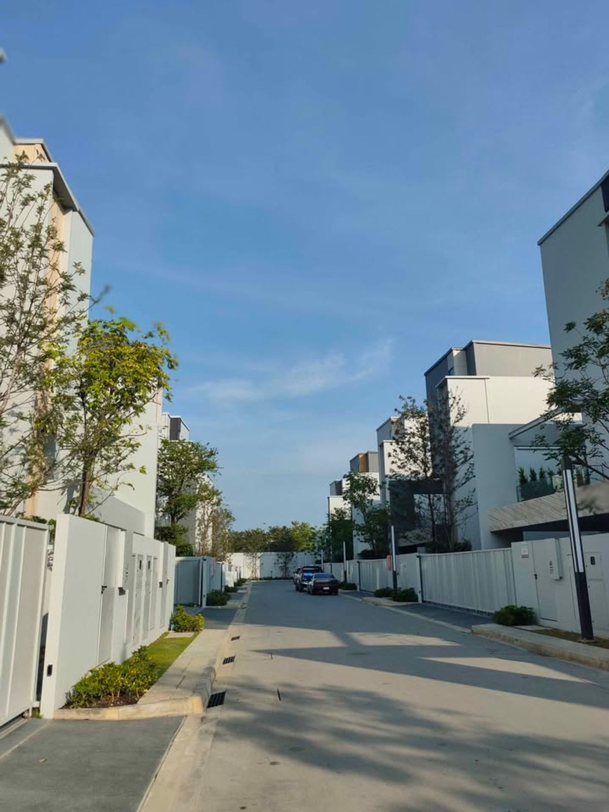 HousePattanakan, Srinakarin : Sell and rent 3-story luxury house with beautiful decorative furniture in Phatthanakan-Krungthep Kreetha Near the market of Bangkok, just 1.9 km.