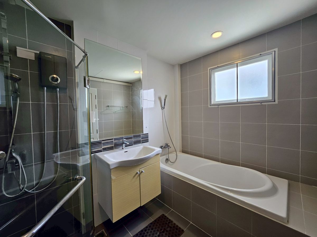 For RentHouseChaengwatana, Muangthong : single house near SISB International School with 4bedroom 4bathroom the largest house type