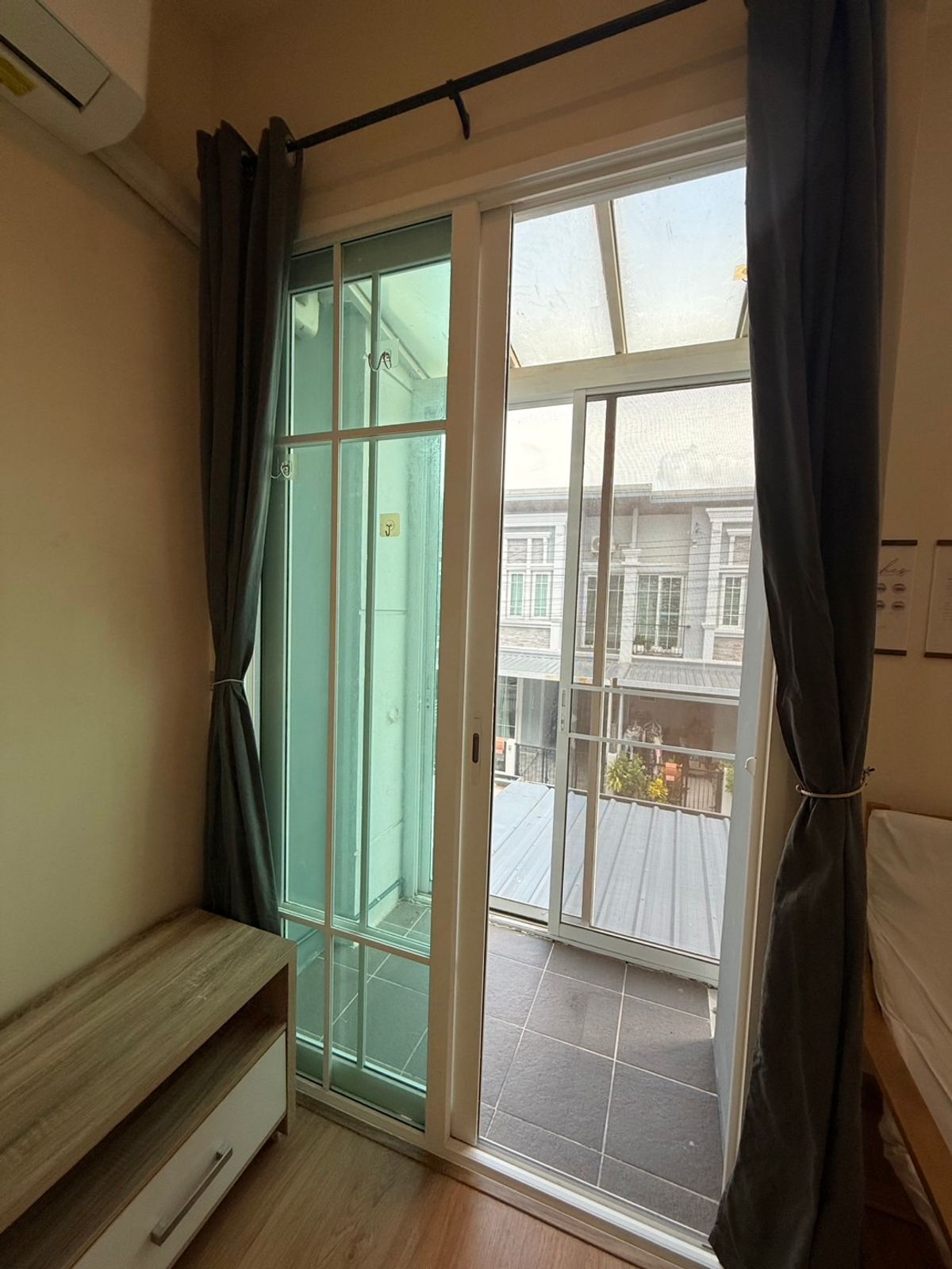 For SaleTownhomeSamut Prakan,Samrong : Urgent sale, townhome, behind the corner of the main road, very beautiful, new house, 4 years, good location near the Bearing BTS station. Sell with complete electric appliances