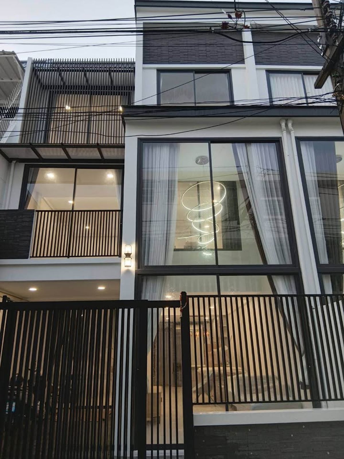 ทาวน์โฮมสุขุมวิท อโศก ทองหล่อ : ✨🏡 รีโนเวทใหม่ทั้งหลัง! ทาวน์โฮม 3 ชั้น ใจกลาง เอกมัย 22 - สวยจบพร้อมเข้าอยู่! ✨