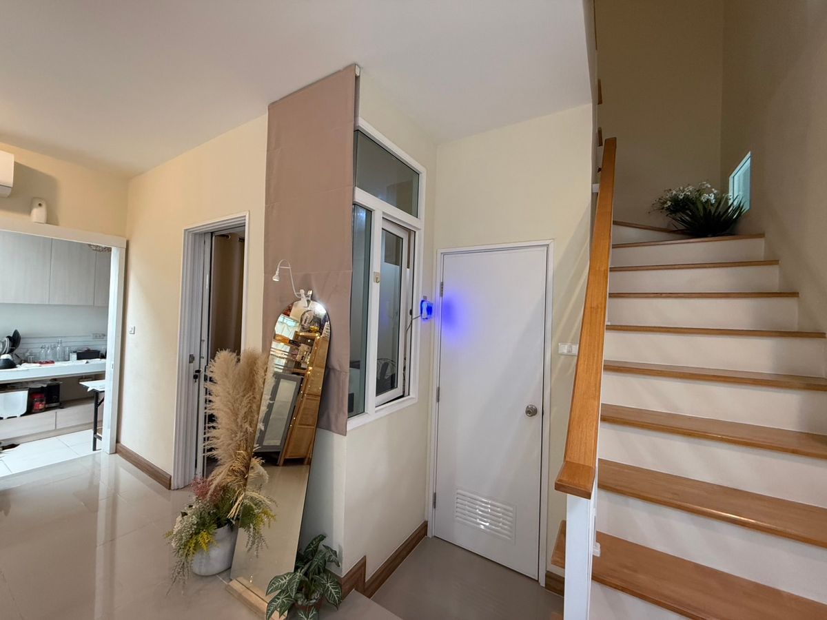 For SaleTownhomeSamut Prakan,Samrong : Urgent sale, townhome, behind the corner of the main road, very beautiful, new house, 4 years, good location near the Bearing BTS station. Sell with complete electric appliances