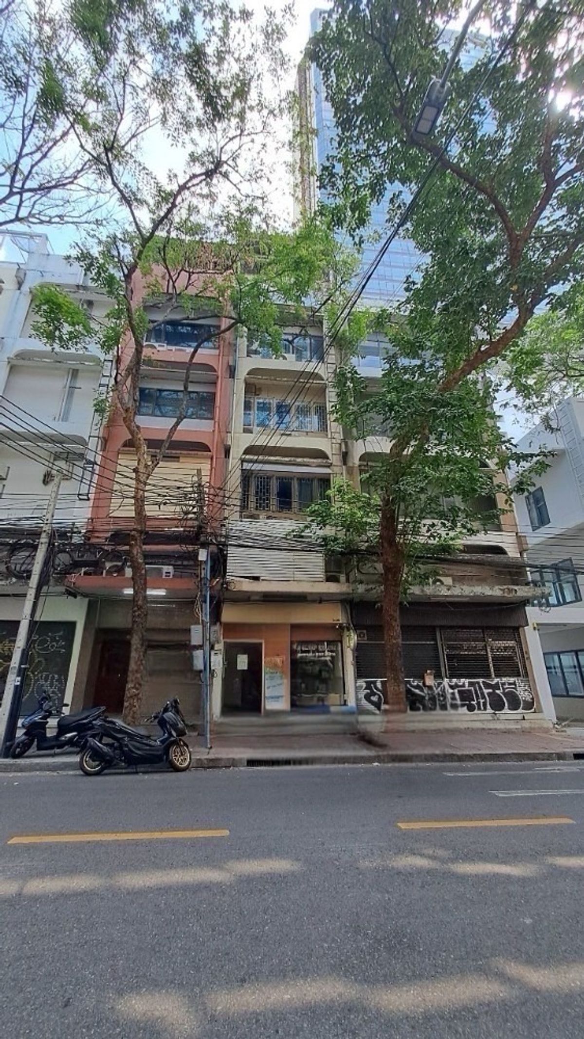 For RentShop HouseSilom, Saladaeng, Bangrak : Renting a commercial building, Wat Kok Silom Temple, Decho Road, near BTS, Chong Nonsi, only 500 meters, foreign location, tourist tour