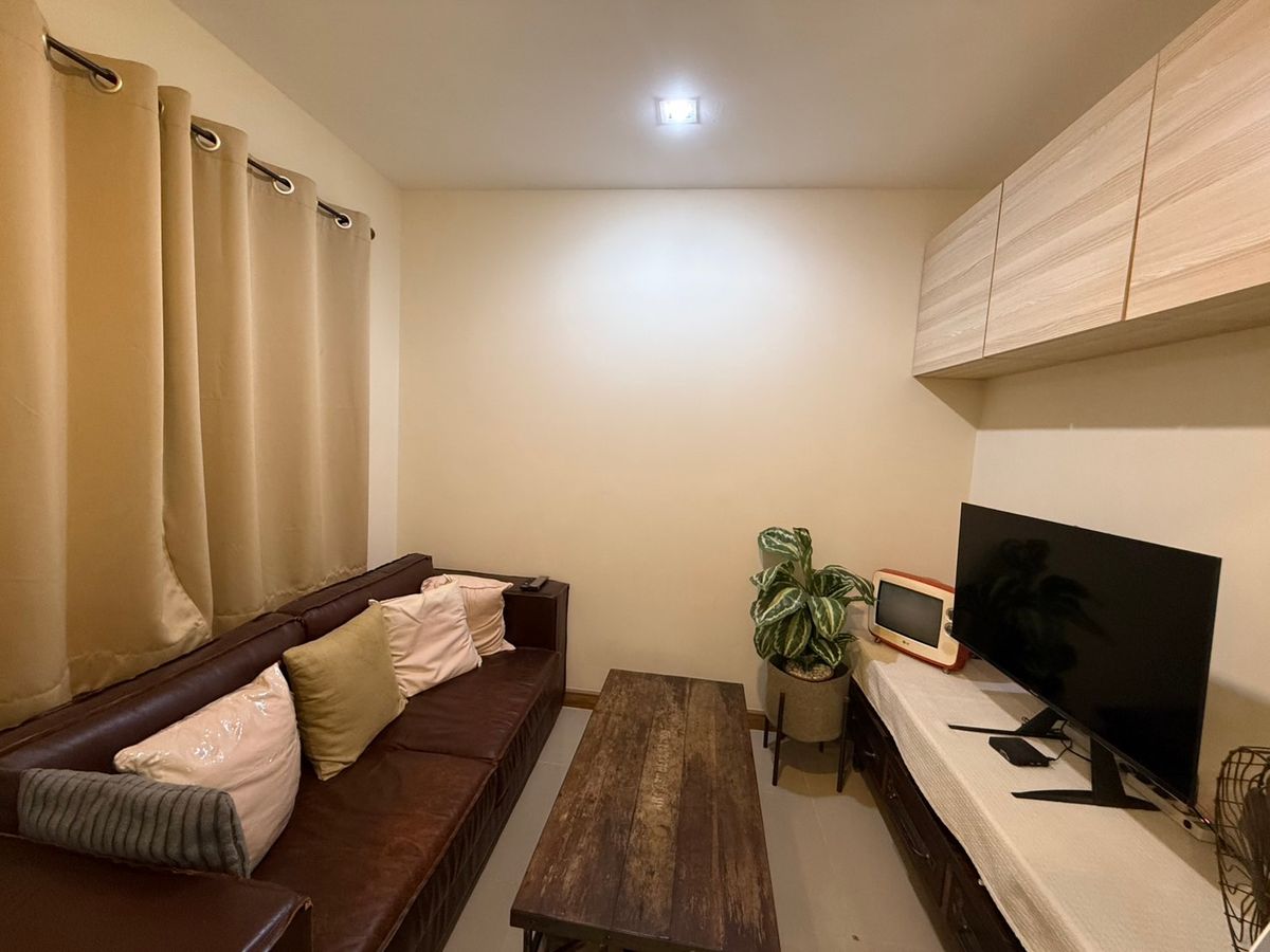 For SaleTownhomeSamut Prakan,Samrong : Urgent sale, townhome, behind the corner of the main road, very beautiful, new house, 4 years, good location near the Bearing BTS station. Sell with complete electric appliances