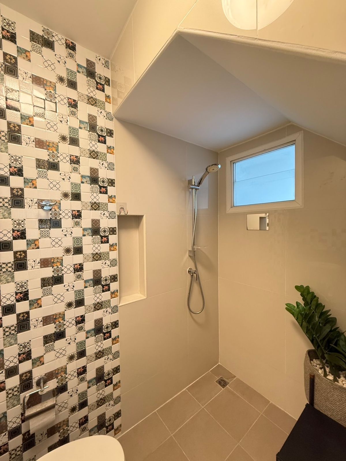 For SaleTownhomeSamut Prakan,Samrong : Urgent sale, townhome, behind the corner of the main road, very beautiful, new house, 4 years, good location near the Bearing BTS station. Sell with complete electric appliances