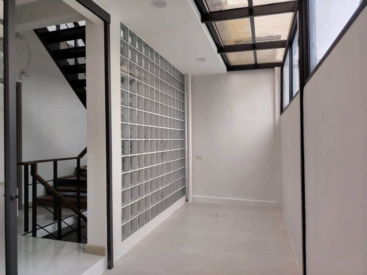 ทาวน์โฮมสุขุมวิท อโศก ทองหล่อ : ✨🏡 รีโนเวทใหม่ทั้งหลัง! ทาวน์โฮม 3 ชั้น ใจกลาง เอกมัย 22 - สวยจบพร้อมเข้าอยู่! ✨