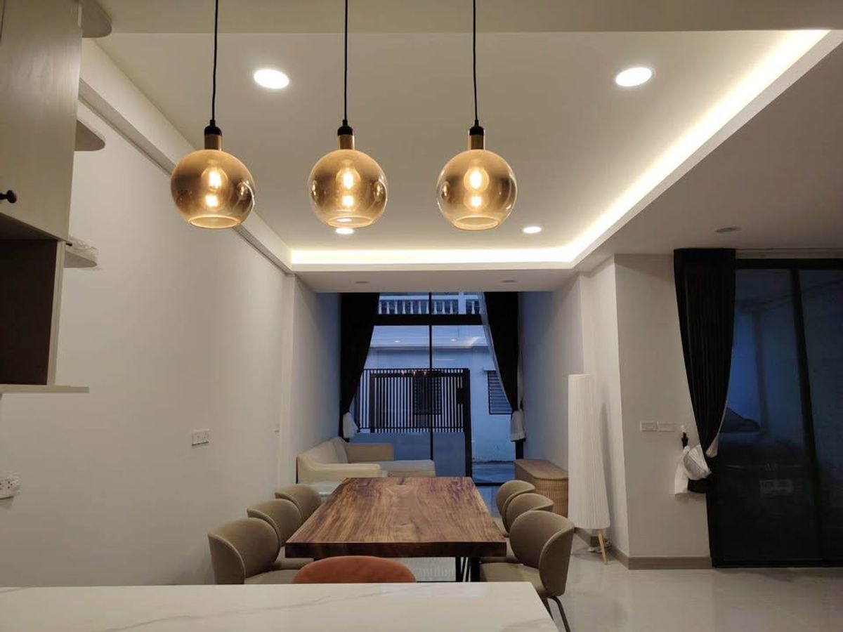 ทาวน์โฮมสุขุมวิท อโศก ทองหล่อ : ✨🏡 รีโนเวทใหม่ทั้งหลัง! ทาวน์โฮม 3 ชั้น ใจกลาง เอกมัย 22 - สวยจบพร้อมเข้าอยู่! ✨