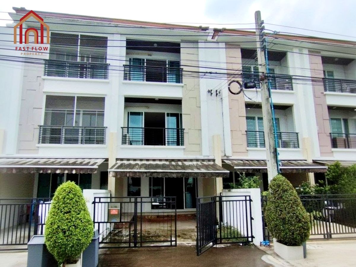For SaleTownhomePattanakan, Srinakarin : For sale Townhome Baan Klang Muang S-SENSE Srinakarin 3-storey townhouse near Paradise Park, Suan Luang Rama 9, Soi Srinakarin 46/1, no one in front of the house, URA