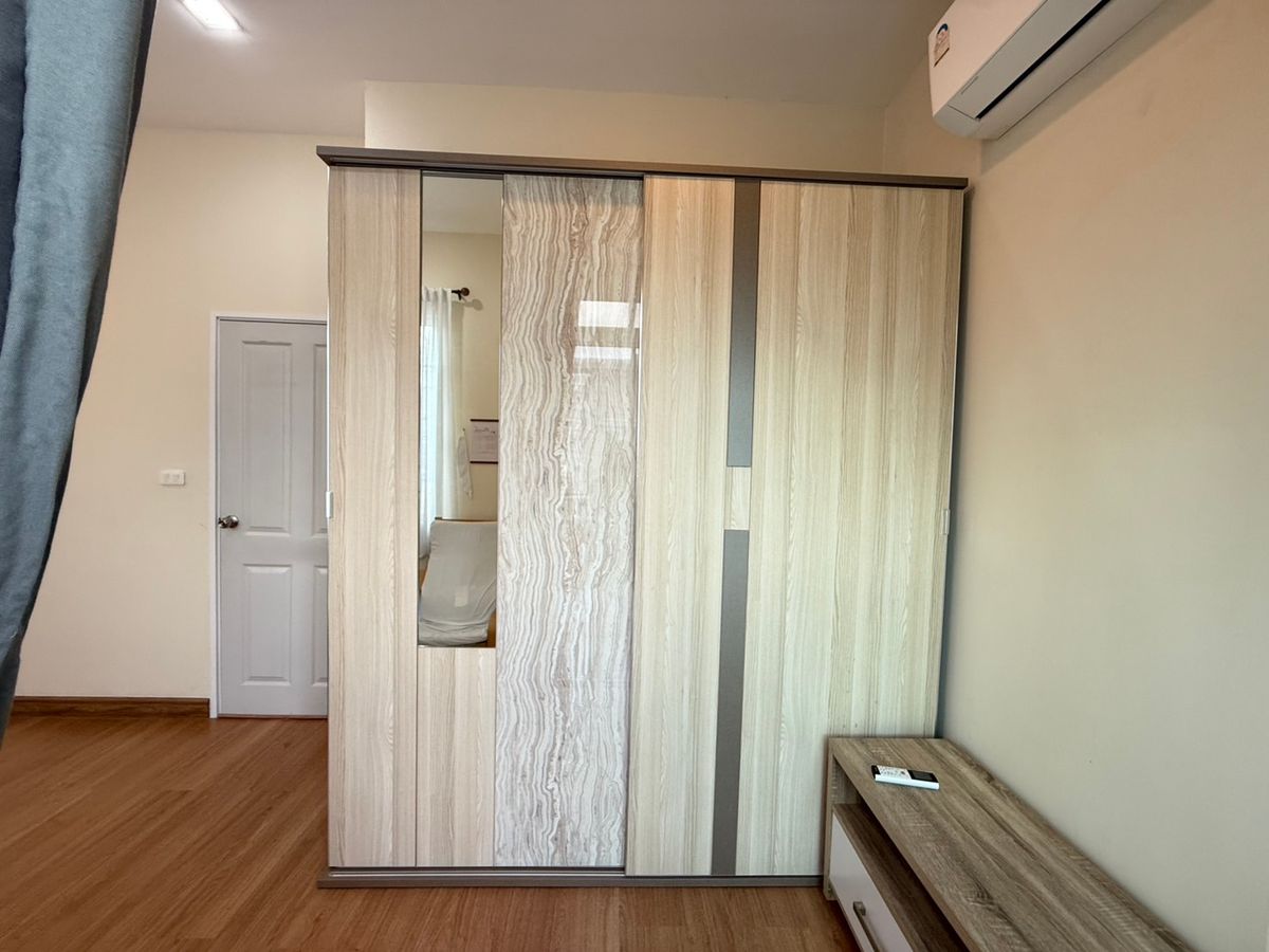 For SaleTownhomeSamut Prakan,Samrong : Urgent sale, townhome, behind the corner of the main road, very beautiful, new house, 4 years, good location near the Bearing BTS station. Sell with complete electric appliances