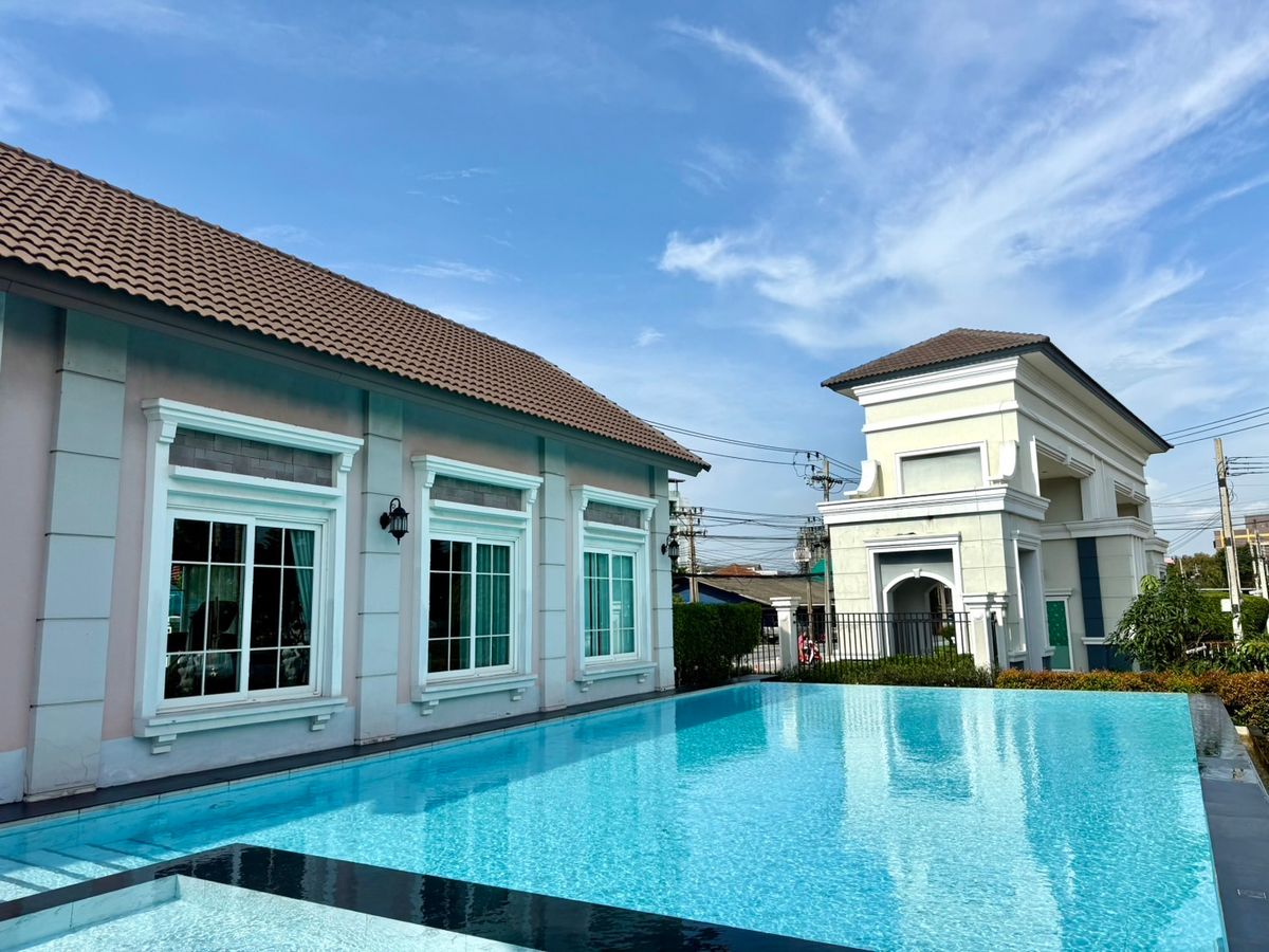 For SaleTownhomeSamut Prakan,Samrong : Urgent sale, townhome, behind the corner of the main road, very beautiful, new house, 4 years, good location near the Bearing BTS station. Sell with complete electric appliances