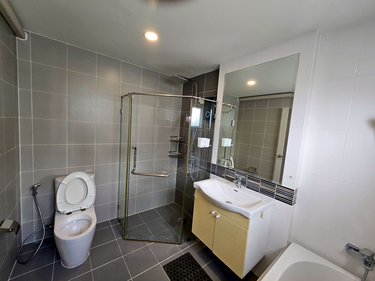 For RentHouseChaengwatana, Muangthong : single house near SISB International School with 4bedroom 4bathroom the largest house type