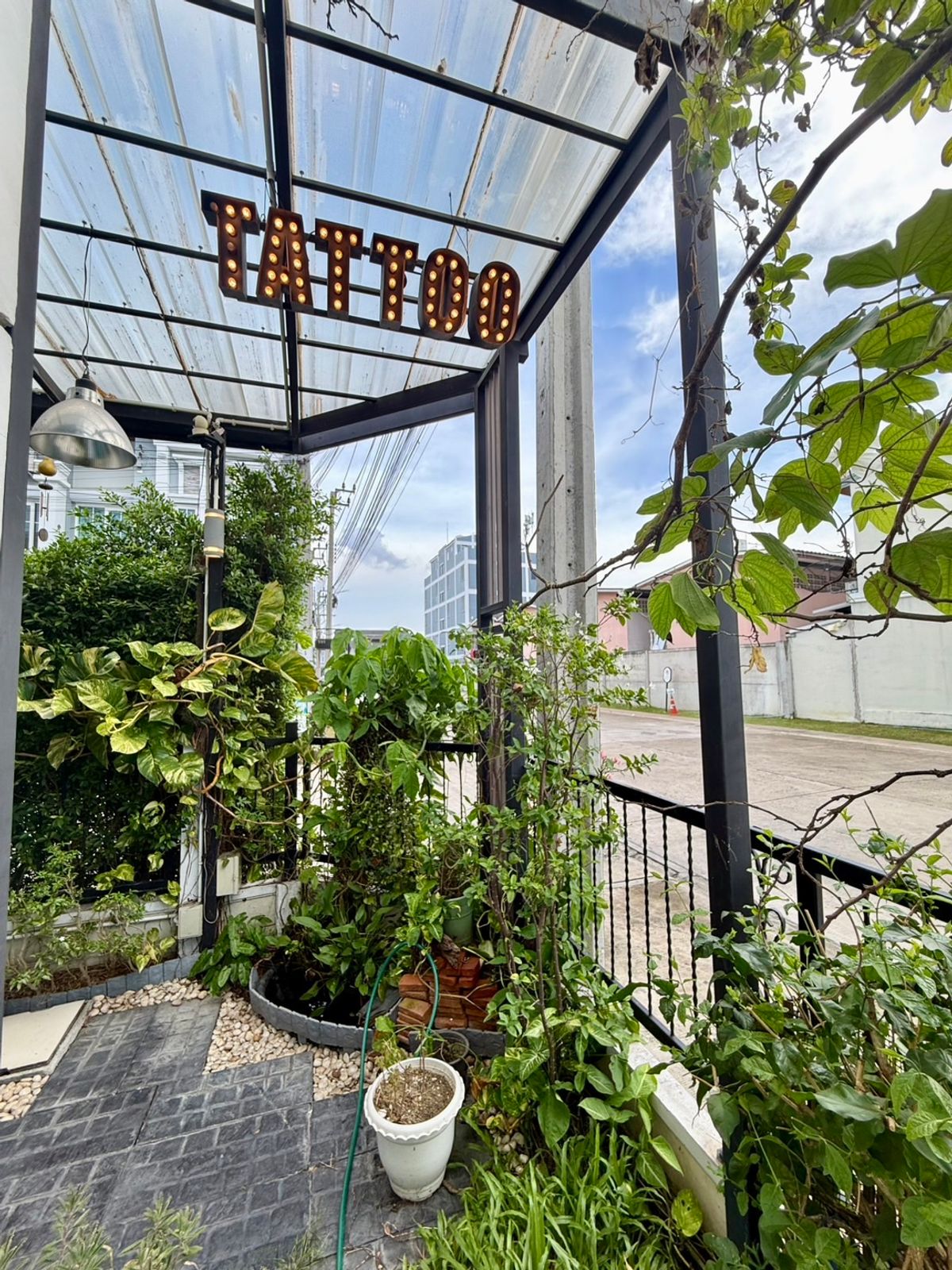 For SaleTownhomeSamut Prakan,Samrong : Urgent sale, townhome, behind the corner of the main road, very beautiful, new house, 4 years, good location near the Bearing BTS station. Sell with complete electric appliances