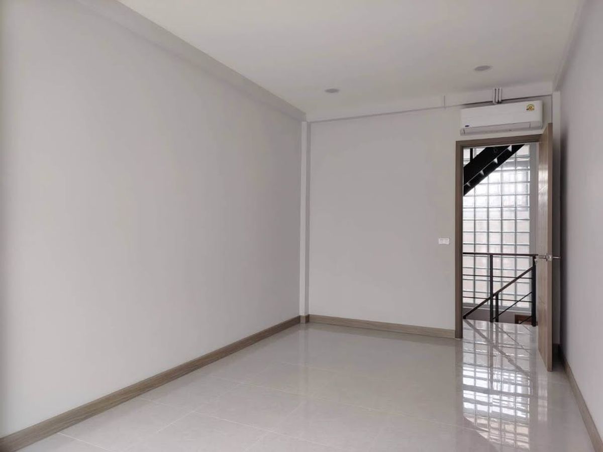 ทาวน์โฮมสุขุมวิท อโศก ทองหล่อ : ✨🏡 รีโนเวทใหม่ทั้งหลัง! ทาวน์โฮม 3 ชั้น ใจกลาง เอกมัย 22 - สวยจบพร้อมเข้าอยู่! ✨