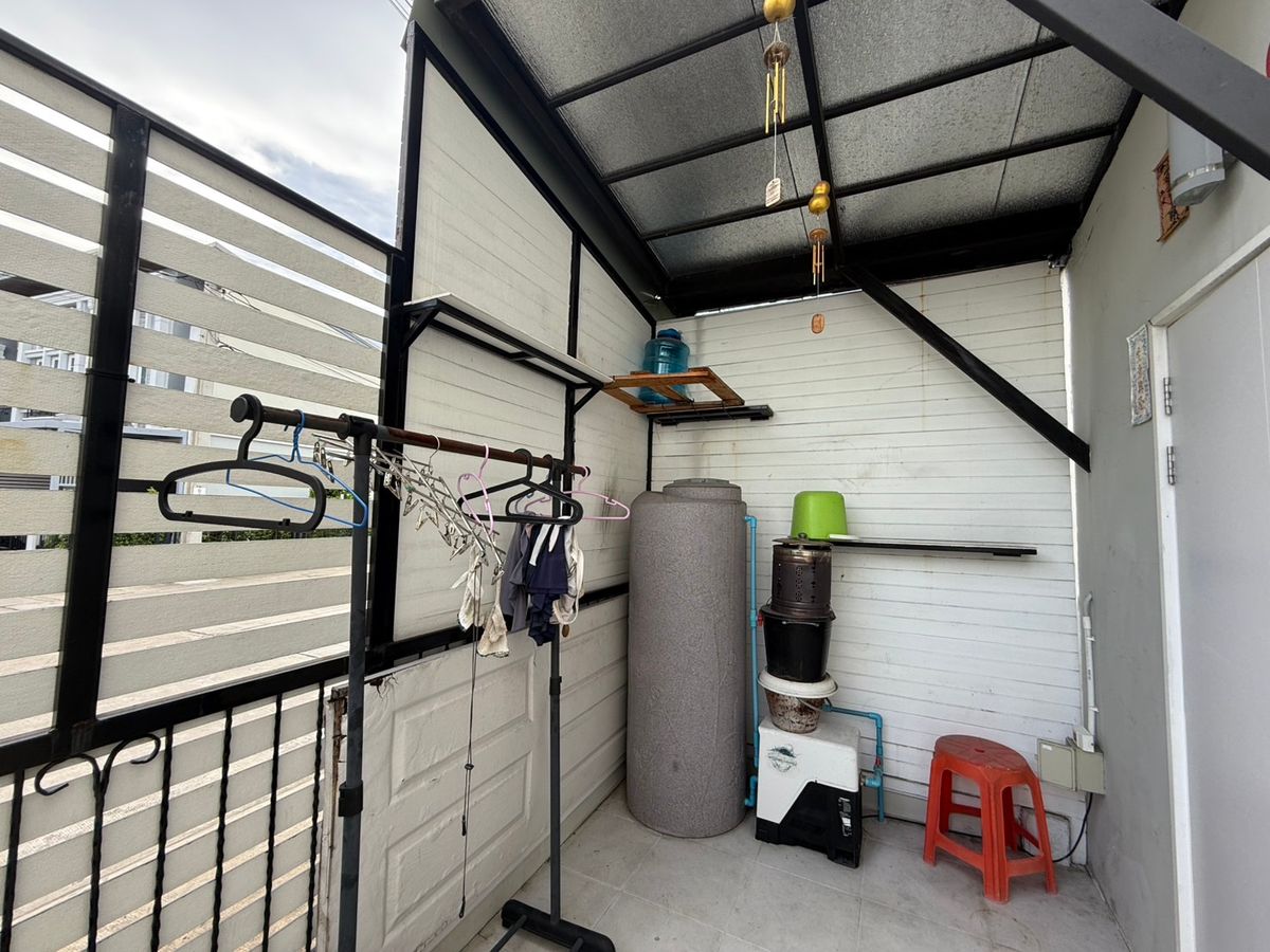 For SaleTownhomeSamut Prakan,Samrong : Urgent sale, townhome, behind the corner of the main road, very beautiful, new house, 4 years, good location near the Bearing BTS station. Sell with complete electric appliances