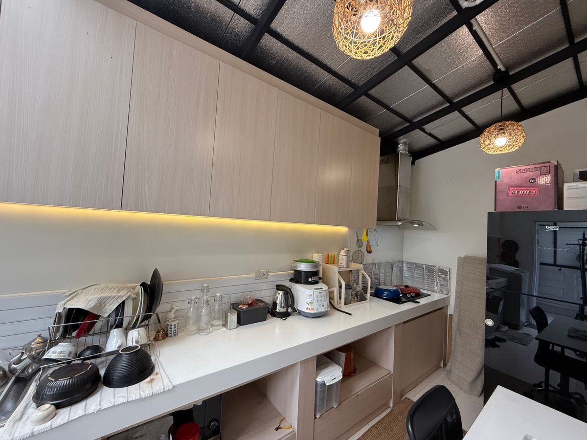 For SaleTownhomeSamut Prakan,Samrong : Urgent sale, townhome, behind the corner of the main road, very beautiful, new house, 4 years, good location near the Bearing BTS station. Sell with complete electric appliances