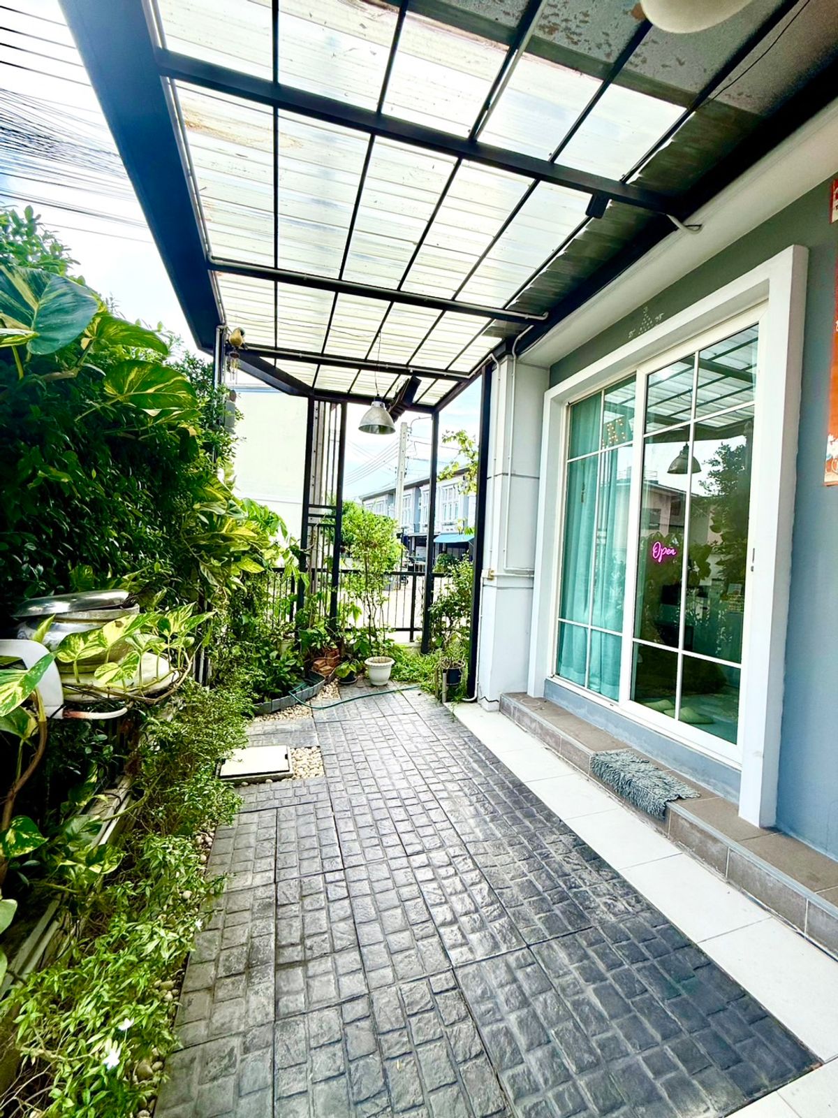For SaleTownhomeSamut Prakan,Samrong : Urgent sale, townhome, behind the corner of the main road, very beautiful, new house, 4 years, good location near the Bearing BTS station. Sell with complete electric appliances