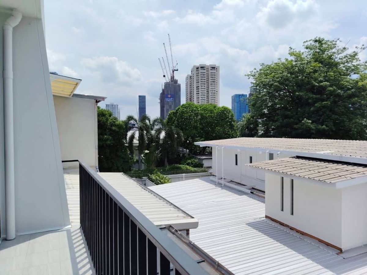 ทาวน์โฮมสุขุมวิท อโศก ทองหล่อ : ✨🏡 รีโนเวทใหม่ทั้งหลัง! ทาวน์โฮม 3 ชั้น ใจกลาง เอกมัย 22 - สวยจบพร้อมเข้าอยู่! ✨