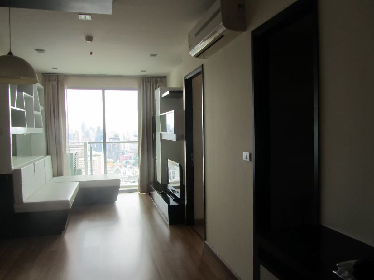 For RentCondoOnnut, Udomsuk : High floor 1+1 bed 1 bath 60 sqm condo at Sky Walk for rent 35,000THB per month, Sukhumvit Soi 71, Phra Khanong BTS station