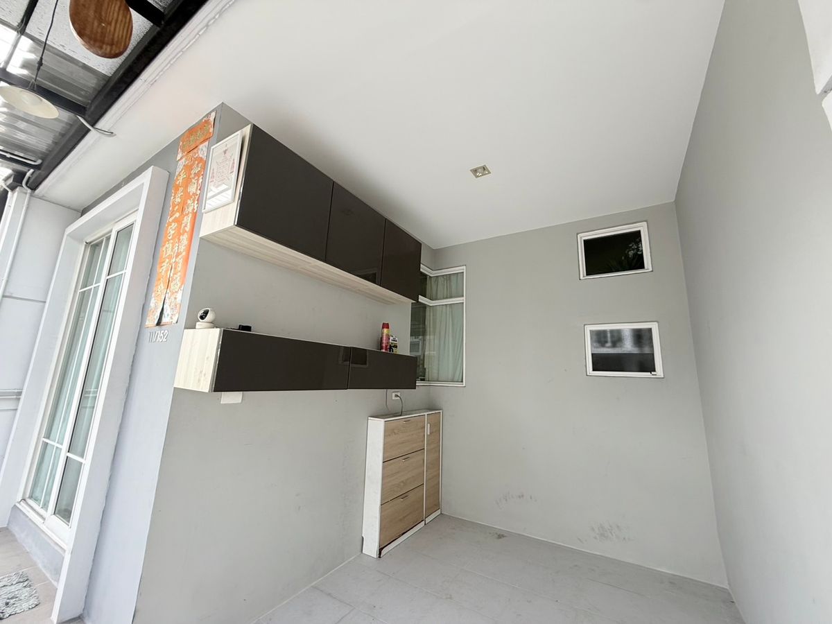 For SaleTownhomeSamut Prakan,Samrong : Urgent sale, townhome, behind the corner of the main road, very beautiful, new house, 4 years, good location near the Bearing BTS station. Sell with complete electric appliances