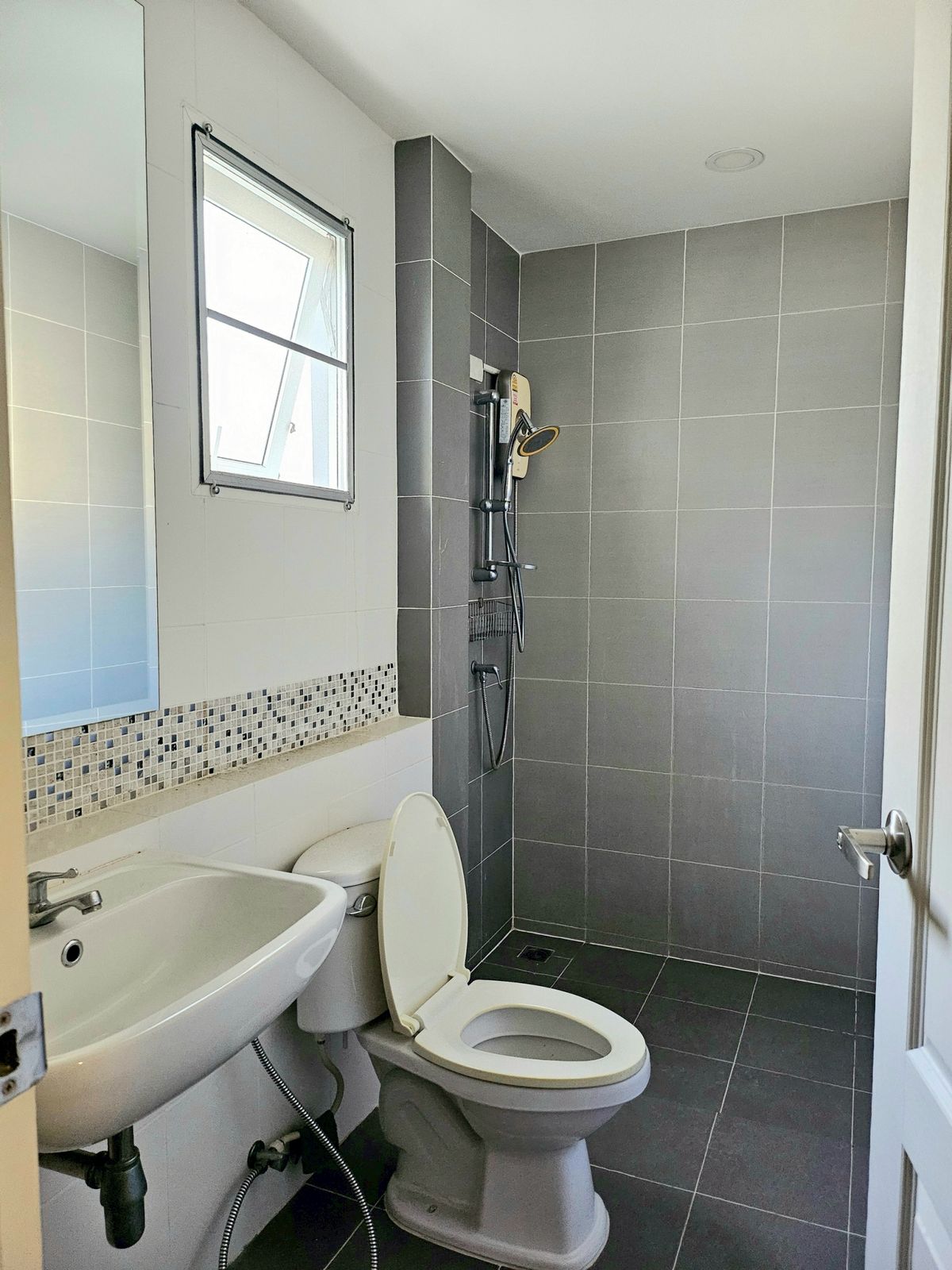 For RentHouseChaengwatana, Muangthong : single house near SISB International School with 4bedroom 4bathroom the largest house type