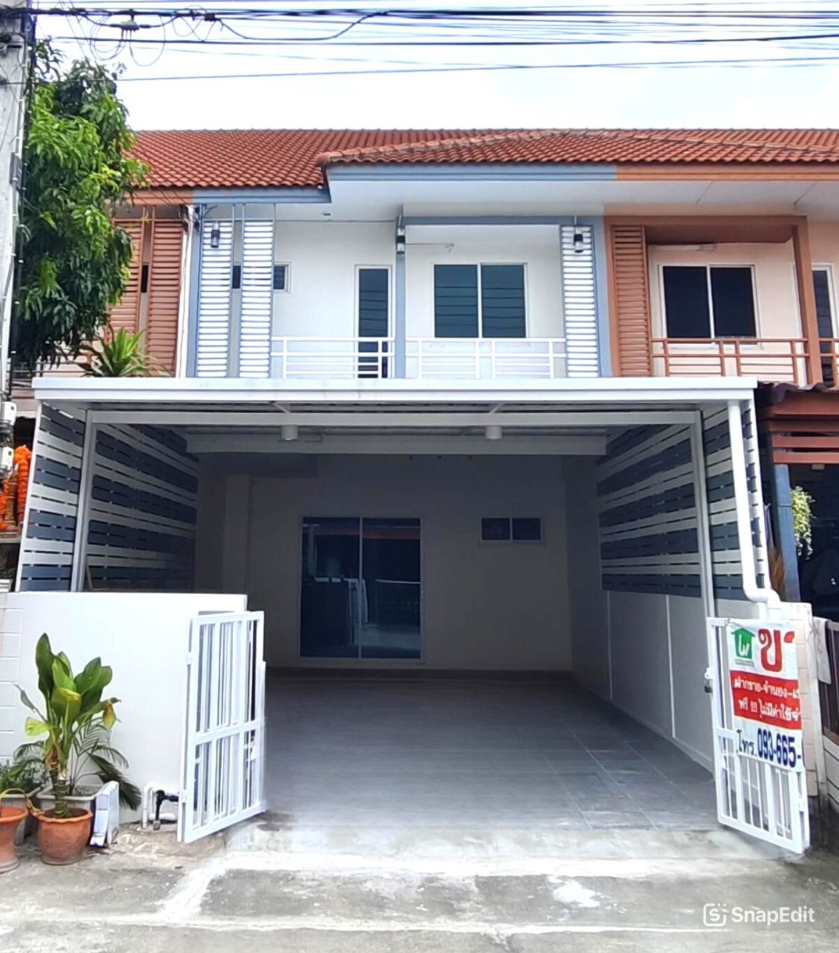 For SaleTownhomePathum Thani,Rangsit, Thammasat : Townhome is really available !! Renovate is as beautiful as a new house, Ilev Town Village, Lam Luk Ka Khlong 3, the house is at the beginning of the project near the train near the expressway.