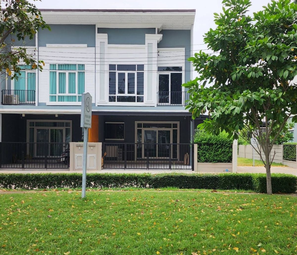 ให้เช่าทาวน์โฮมบางนา แบริ่ง ลาซาล : 🏡 ให้เช่าทาวน์โฮมใหม่ พิกัดกิ่งแก้ว (ซอยเรนฟอเรส กรีน คอมมิวนิตี้)  ✈️ ใกล้สนามบินสุวรรณภูมิ 10 กม เฟอร์นิเจอร์และเครื่องใช้ไฟฟ้าบางส่วน บ้านว่างพร้อมเข้าอยู่ ✅✅
