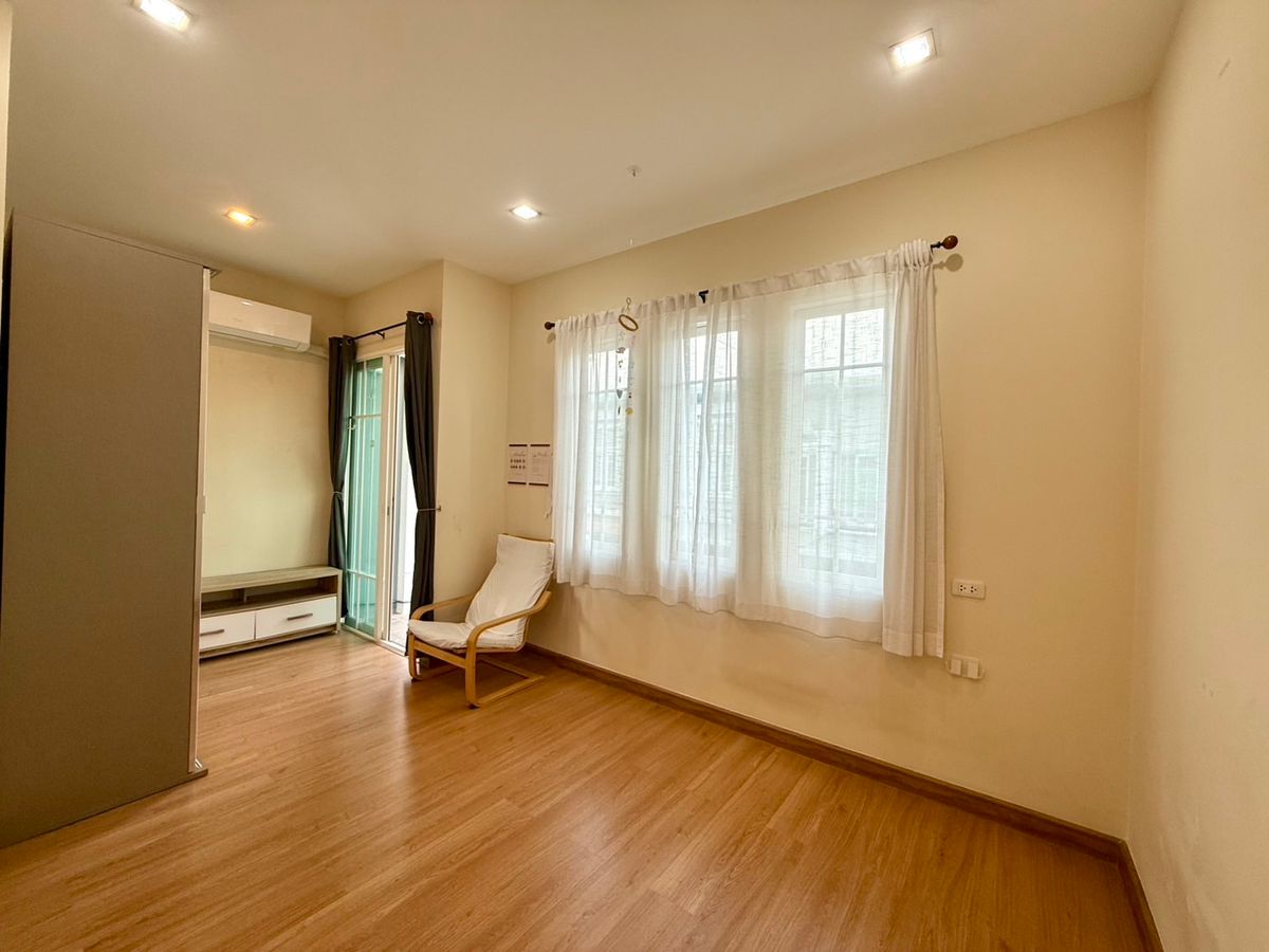 For SaleTownhomeSamut Prakan,Samrong : Urgent sale, townhome, behind the corner of the main road, very beautiful, new house, 4 years, good location near the Bearing BTS station. Sell with complete electric appliances