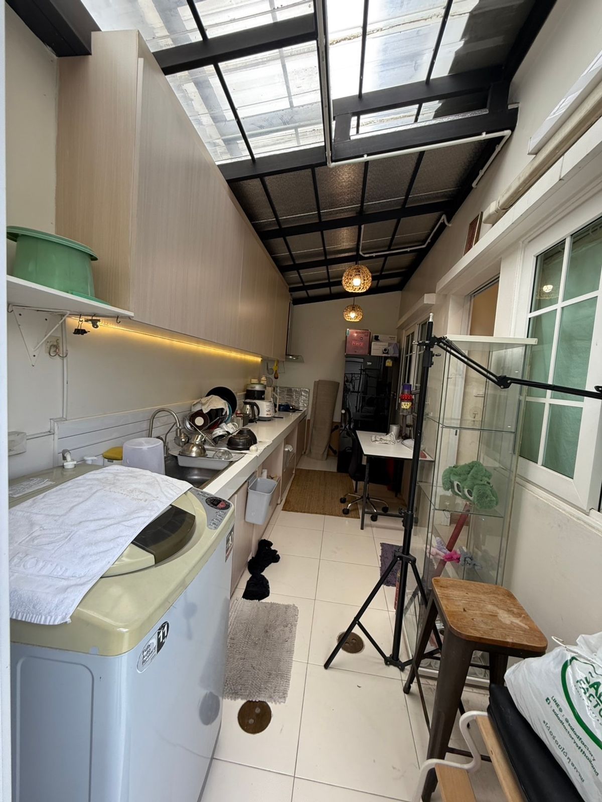 For SaleTownhomeSamut Prakan,Samrong : Urgent sale, townhome, behind the corner of the main road, very beautiful, new house, 4 years, good location near the Bearing BTS station. Sell with complete electric appliances