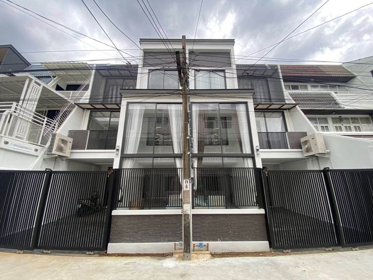 ทาวน์โฮมสุขุมวิท อโศก ทองหล่อ : ✨🏡 รีโนเวทใหม่ทั้งหลัง! ทาวน์โฮม 3 ชั้น ใจกลาง เอกมัย 22 - สวยจบพร้อมเข้าอยู่! ✨