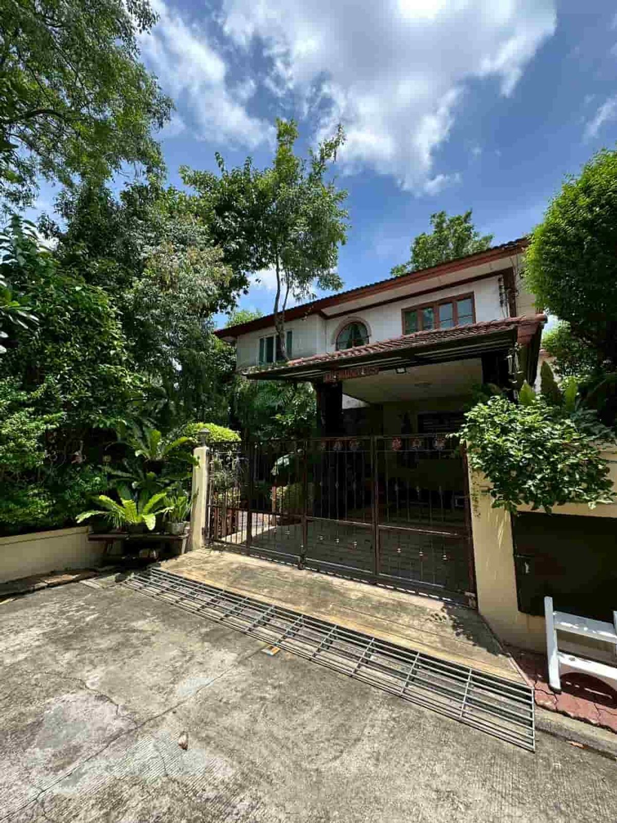 For SaleHouseKasetsart, Ratchayothin : Best Deal in the Project! Single House for Sale at Nantawan Watcharaphon Prime Location Near Expressway – Ready to Transfer