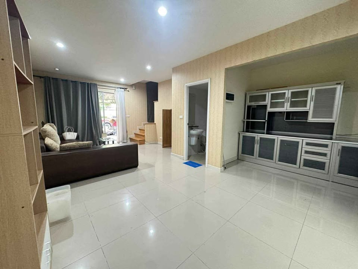 For RentTownhomeChaengwatana, Muangthong : townhome in Muang Thong Thani, close to the expressway and BTS Skytrain. can register company. No houses directly opposite.