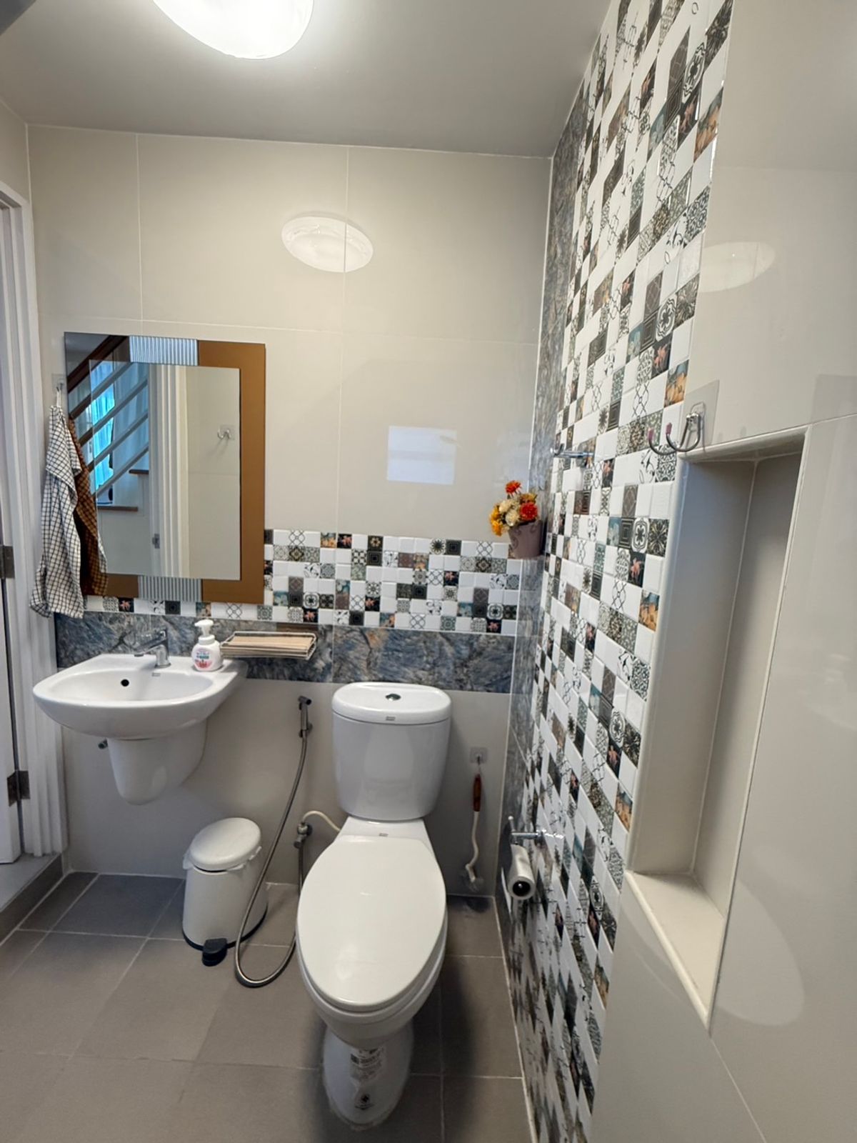 For SaleTownhomeSamut Prakan,Samrong : Urgent sale, townhome, behind the corner of the main road, very beautiful, new house, 4 years, good location near the Bearing BTS station. Sell with complete electric appliances