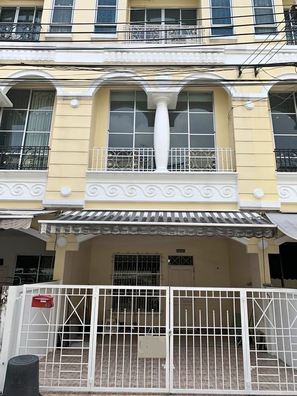 ให้เช่าทาวน์โฮมลาดกระบัง สุวรรณภูมิ : ให้เช่า ทาวเฮ้าส์ 3 ชั้น ตรงข้ามห้างธัญญะพาร์ค ติดสถานีคลองกลันตัน  สายสีเหลือง