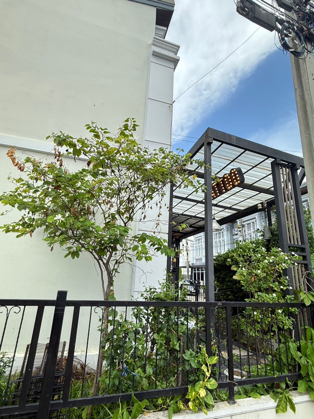 For SaleTownhomeSamut Prakan,Samrong : Urgent sale, townhome, behind the corner of the main road, very beautiful, new house, 4 years, good location near the Bearing BTS station. Sell with complete electric appliances
